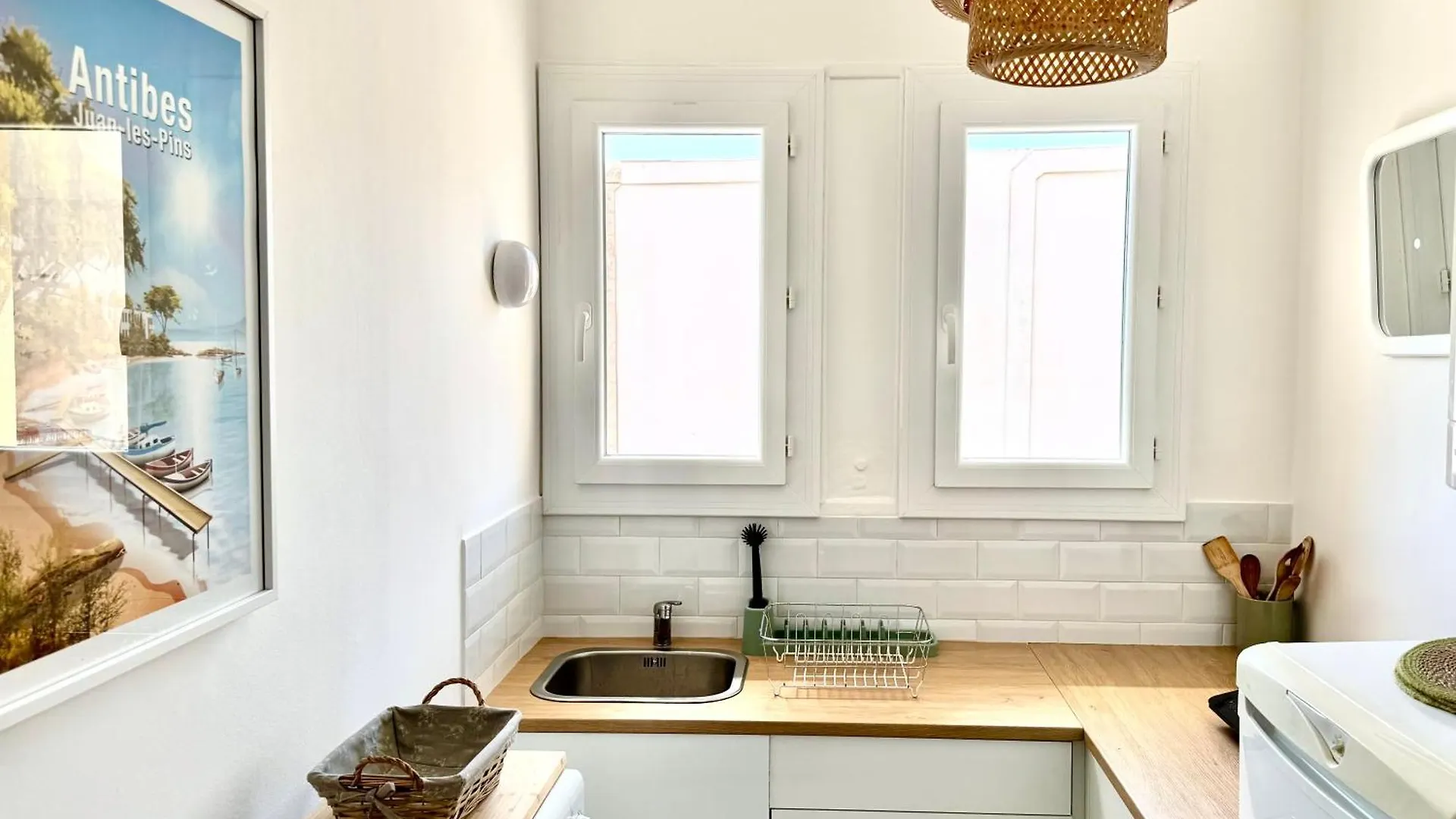 Апартаменты Cozy Studio, Sea View, Old Town, Near Beaches Антиб
